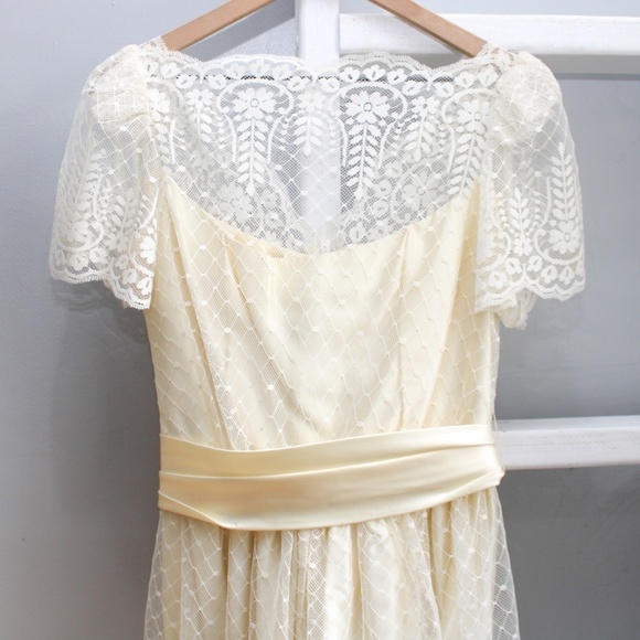 Elegant Cream Lace Dress - Picture 3 of 15